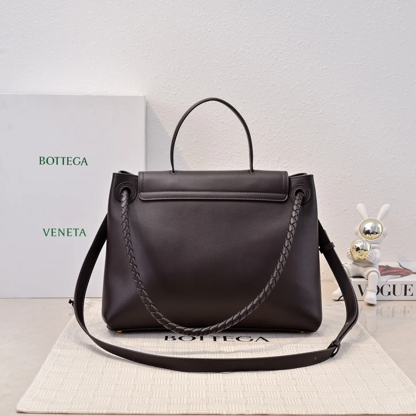 Batch 2360 #Bv New Ciao Ciao handbag Ciao Ciao means "hello" and "goodbye" in Italian, showing a relaxed and casual lifestyle ⭐️Made of Dutch Silky Calf calf leather ~ silky to the touch. The leather is thick, and the suede lining is soft and comfortable. The relaxed feeling of stacked smooth leather, the representative woven element shoulder strap, and the perfect embellishment of golden buckles 💥The bag has a unique shape, casual and exquisite, and super practical ☄️Carry Ciao Ciao to accompany you in various occasions, and be the most stylish you 🎀 Model: 7231 Size: 34x26x15